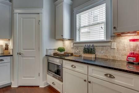 Twin Belmont Homes W 8 King 4 Living Sleep Up To 24 Guests Walk To Belmont & Vanderbilt Near Music Row The Gulch & 12 South 2 Miles To Broadway Smart Tvs Parking 24 Hr Hospitality Holiday home Nashville
