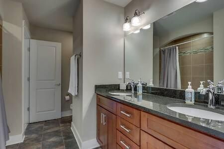 Twin Belmont Homes W 8 King 4 Living Sleep Up To 24 Guests Walk To Belmont & Vanderbilt Near Music Row The Gulch & 12 South 2 Miles To Broadway Smart Tvs Parking 24 Hr Hospitality Holiday home