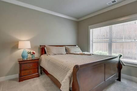 Twin Belmont Homes W 8 King 4 Living Sleep Up To 24 Guests Walk To Belmont & Vanderbilt Near Music Row The Gulch & 12 South 2 Miles To Broadway Smart Tvs Parking 24 Hr Hospitality *