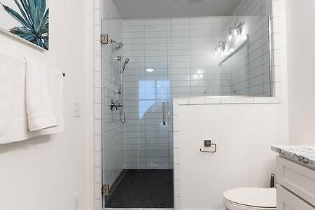Luxe Hillsboro Village Homes For 24 With 4 Patios, Rooftops And Garage Parking, Gourmet Kitchens And Smart Tvs, Walk To Vanderbilt, Pancake Pantry And Fido, 24hr Hospitality, 10 Min To Broadway And The Parthenon Holiday home *