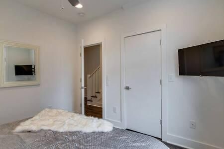 6 Bedroom Gulch Homes, Garages, Rooftops, Walk To Gulch 10 Mins To Broadway, 24 Hour Hospitality Team, Perfect For Groups *
