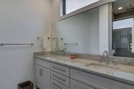 Holiday home 6 Bedroom Gulch Homes, Garages, Rooftops, Walk To Gulch 10 Mins To Broadway, 24 Hour Hospitality Team, Perfect For Groups