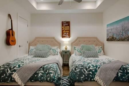 Holiday home 6 Bedroom Gulch Homes, Garages, Rooftops, Walk To Gulch 10 Mins To Broadway, 24 Hour Hospitality Team, Perfect For Groups Nashville