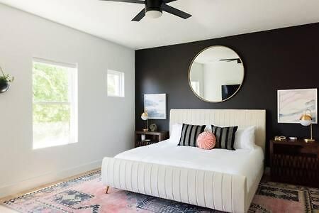 6 Bed With En Baths, Host Up To 20, Rooftops, Parking, Gourmet Kitchens, Cozy Living Spaces, Skyline Views & Fire Table, Near Downtown, Distilleries & Marathon Village, High-speed Wi-fi, 24hr Hospitality Holiday home