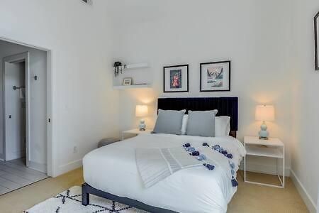 5 Mins To Belmont And Vandy, Rooftop Deck, Garage, 4 Bedroom With Rooftop And Grill, 10 Mins To Broadway, Perfect For Groups, 24 Hour Hospitality, Also Available For Long Term Nashville