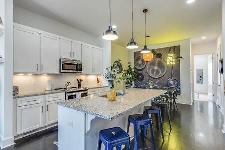5 Mins To Belmont And Vandy, Rooftop Deck, Garage, 4 Bedroom With Rooftop And Grill, 10 Mins To Broadway, Perfect For Groups, 24 Hour Hospitality, Also Available For Long Term *