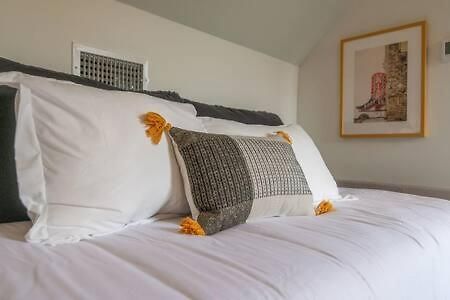 7br Retreat, Rooftops, Garages, Walkable To Faves 5 Mins To Nissan Stadium, Less Than 10 Mins To Broadway, 24 Hr Hospitality, Great For Groups Nashville