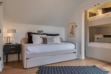 Holiday home 7br Retreat, Rooftops, Garages, Walkable To Faves 5 Mins To Nissan Stadium, Less Than 10 Mins To Broadway, 24 Hr Hospitality, Great For Groups