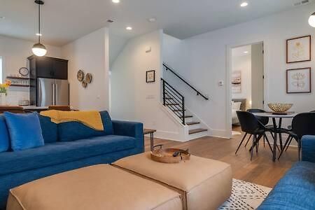 Holiday home 7br Retreat, Rooftops, Garages, Walkable To Faves 5 Mins To Nissan Stadium, Less Than 10 Mins To Broadway, 24 Hr Hospitality, Great For Groups Nashville