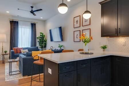 Holiday home 7br Retreat, Rooftops, Garages, Walkable To Faves 5 Mins To Nissan Stadium, Less Than 10 Mins To Broadway, 24 Hr Hospitality, Great For Groups *