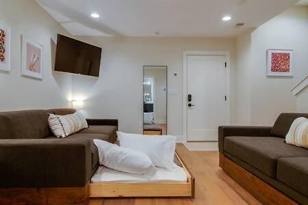 Holiday home 7br Retreat, Rooftops, Garages, Walkable To Faves 5 Mins To Nissan Stadium, Less Than 10 Mins To Broadway, 24 Hr Hospitality, Great For Groups Nashville