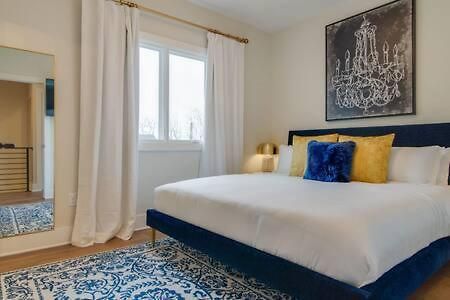 7br Retreat, Rooftops, Garages, Walkable To Faves 5 Mins To Nissan Stadium, Less Than 10 Mins To Broadway, 24 Hr Hospitality, Great For Groups Holiday home Nashville