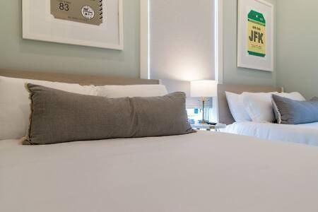 Holiday home 7br Retreat, Rooftops, Garages, Walkable To Faves 5 Mins To Nissan Stadium, Less Than 10 Mins To Broadway, 24 Hr Hospitality, Great For Groups *