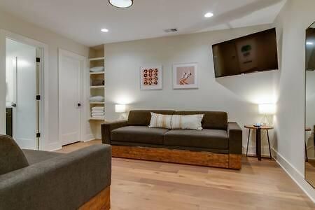7br Retreat, Rooftops, Garages, Walkable To Faves 5 Mins To Nissan Stadium, Less Than 10 Mins To Broadway, 24 Hr Hospitality, Great For Groups Holiday home *
