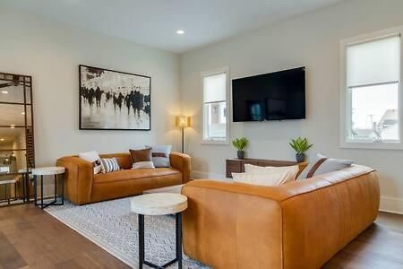 7br Retreat, Rooftops, Garages, Walkable To Faves 5 Mins To Nissan Stadium, Less Than 10 Mins To Broadway, 24 Hr Hospitality, Great For Groups *