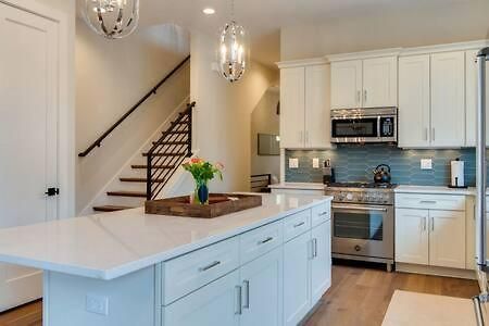 7br Retreat, Rooftops, Garages, Walkable To Faves 5 Mins To Nissan Stadium, Less Than 10 Mins To Broadway, 24 Hr Hospitality, Great For Groups Holiday home Nashville