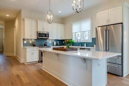 7br Retreat, Rooftops, Garages, Walkable To Faves 5 Mins To Nissan Stadium, Less Than 10 Mins To Broadway, 24 Hr Hospitality, Great For Groups *