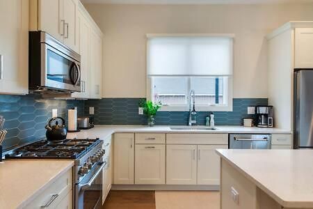 7br Retreat, Rooftops, Garages, Walkable To Faves 5 Mins To Nissan Stadium, Less Than 10 Mins To Broadway, 24 Hr Hospitality, Great For Groups * Nashville