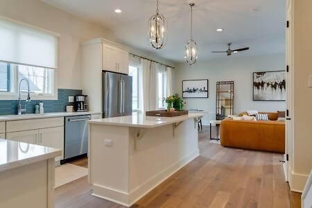 7br Retreat, Rooftops, Garages, Walkable To Faves 5 Mins To Nissan Stadium, Less Than 10 Mins To Broadway, 24 Hr Hospitality, Great For Groups * Nashville