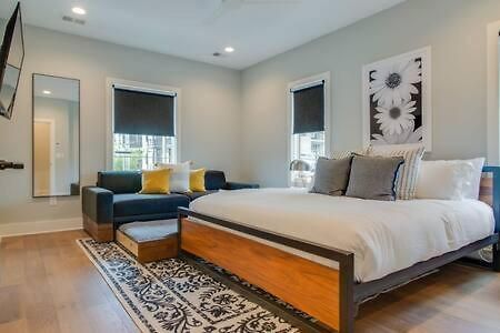 7br Retreat, Rooftops, Garages, Walkable To Faves 5 Mins To Nissan Stadium, Less Than 10 Mins To Broadway, 24 Hr Hospitality, Great For Groups
