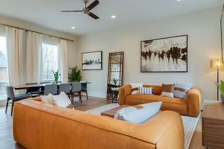 Holiday home 7br Retreat, Rooftops, Garages, Walkable To Faves 5 Mins To Nissan Stadium, Less Than 10 Mins To Broadway, 24 Hr Hospitality, Great For Groups