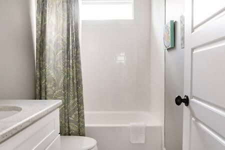 1-story Family With Fenced Yard, Grill, Parking, Sleeps 10, 5 Mins To Five Points & Nissan Stadium, Smart Tvs, Pet-friendly Yard, Patio For Bbqs, Ideal Getaway For Families, 24 Hr Hospitality