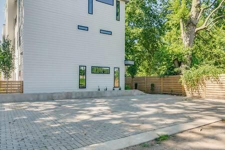 Stylish 3 Bed Retreat, Rooftop, Parking, Sleeps 10, Ensuite Baths, Bunk Room, Gourmet Kitchen, Cozy Living Space, Rooftop Views & Fire Table, Near Downtown, Distilleries & Marathon Village, 24 Hr Hospitality Holiday home *
