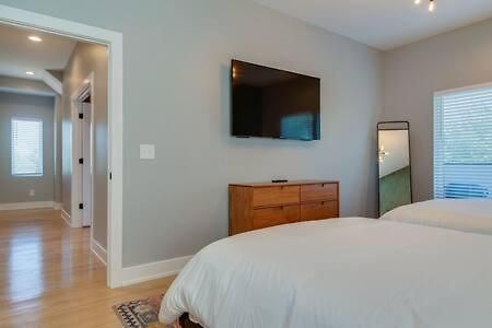 Holiday home Stylish 4bed Retreat With Rooftop, Garage, Peloton, Sleeps 12, Fire Table, Gourmet Kitchen, Cozy Living Space, Dedicated Parking, Near Distilleries, Marathon Village And Nightlife, Chic Skyline Views, 24 Hour Hospitality *
