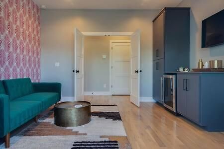 Stylish 4bed Retreat With Rooftop, Garage, Peloton, Sleeps 12, Fire Table, Gourmet Kitchen, Cozy Living Space, Dedicated Parking, Near Distilleries, Marathon Village And Nightlife, Chic Skyline Views, 24 Hour Hospitality *