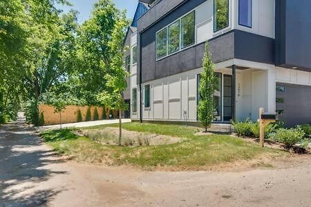 Holiday home Stylish 4bed Retreat With Rooftop, Garage, Peloton, Sleeps 12, Fire Table, Gourmet Kitchen, Cozy Living Space, Dedicated Parking, Near Distilleries, Marathon Village And Nightlife, Chic Skyline Views, 24 Hour Hospitality Nashville