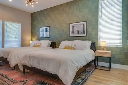 Stylish 4bed Retreat With Rooftop, Garage, Peloton, Sleeps 12, Fire Table, Gourmet Kitchen, Cozy Living Space, Dedicated Parking, Near Distilleries, Marathon Village And Nightlife, Chic Skyline Views, 24 Hour Hospitality