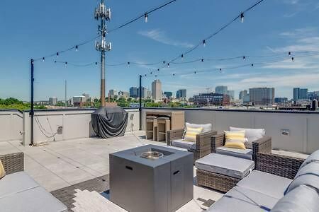 Holiday home Stylish 4bed Retreat With Rooftop, Garage, Peloton, Sleeps 12, Fire Table, Gourmet Kitchen, Cozy Living Space, Dedicated Parking, Near Distilleries, Marathon Village And Nightlife, Chic Skyline Views, 24 Hour Hospitality