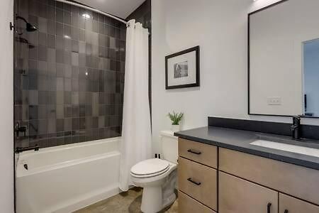 Stylish 4 Bed, Skyline Views From Rooftop, Garage , Gourmet Kitchen, Cozy Living Space, Dedicated Parking, Near Distilleries, Marathon Village & Nightlife, Chic Skyline Views, Great For Groups, 24 Hour Hospitality Holiday home Nashville