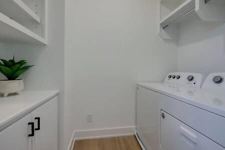 Stylish 4 Bed, Skyline Views From Rooftop, Garage , Gourmet Kitchen, Cozy Living Space, Dedicated Parking, Near Distilleries, Marathon Village & Nightlife, Chic Skyline Views, Great For Groups, 24 Hour Hospitality *