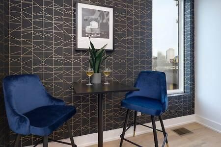 Stylish 4 Bed, Skyline Views From Rooftop, Garage , Gourmet Kitchen, Cozy Living Space, Dedicated Parking, Near Distilleries, Marathon Village & Nightlife, Chic Skyline Views, Great For Groups, 24 Hour Hospitality Nashville