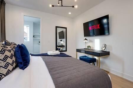 Stylish 4 Bed, Skyline Views From Rooftop, Garage , Gourmet Kitchen, Cozy Living Space, Dedicated Parking, Near Distilleries, Marathon Village & Nightlife, Chic Skyline Views, Great For Groups, 24 Hour Hospitality Holiday home