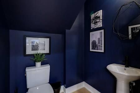 Stylish 4 Bed, Skyline Views From Rooftop, Garage , Gourmet Kitchen, Cozy Living Space, Dedicated Parking, Near Distilleries, Marathon Village & Nightlife, Chic Skyline Views, Great For Groups, 24 Hour Hospitality Holiday home Nashville