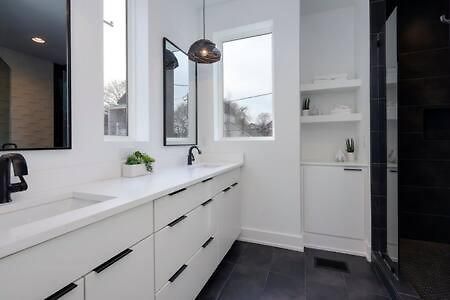 Stylish 4 Bed, Skyline Views From Rooftop, Garage , Gourmet Kitchen, Cozy Living Space, Dedicated Parking, Near Distilleries, Marathon Village & Nightlife, Chic Skyline Views, Great For Groups, 24 Hour Hospitality *