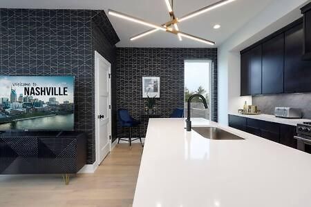 Stylish 4 Bed, Skyline Views From Rooftop, Garage , Gourmet Kitchen, Cozy Living Space, Dedicated Parking, Near Distilleries, Marathon Village & Nightlife, Chic Skyline Views, Great For Groups, 24 Hour Hospitality Holiday home *