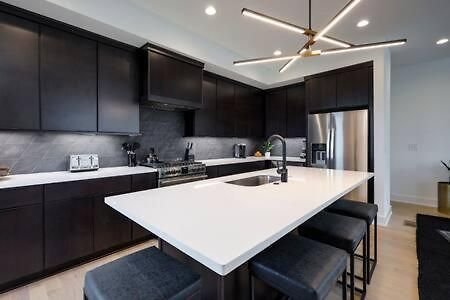 Stylish 4 Bed, Skyline Views From Rooftop, Garage , Gourmet Kitchen, Cozy Living Space, Dedicated Parking, Near Distilleries, Marathon Village & Nightlife, Chic Skyline Views, Great For Groups, 24 Hour Hospitality
