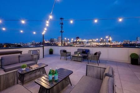 Stylish 4 Bed, Skyline Views From Rooftop, Garage , Gourmet Kitchen, Cozy Living Space, Dedicated Parking, Near Distilleries, Marathon Village & Nightlife, Chic Skyline Views, Great For Groups, 24 Hour Hospitality Holiday home