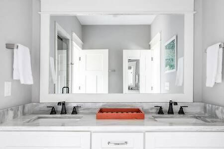 Holiday home Spacious Dog Friendly 3 Bedroom Townhome, Grill, Patio 3 Blocks To Grocer, 5 Mins To 5 Points, 15 Mins To Broadway, 24 Hour Hospitality Team, Perfect For Families Nashville