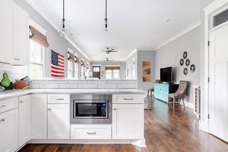 Spacious Dog Friendly 3 Bedroom Townhome, Grill, Patio 3 Blocks To Grocer, 5 Mins To 5 Points, 15 Mins To Broadway, 24 Hour Hospitality Team, Perfect For Families Holiday home Nashville