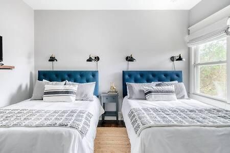 Holiday home Spacious Dog Friendly 3 Bedroom Townhome, Grill, Patio 3 Blocks To Grocer, 5 Mins To 5 Points, 15 Mins To Broadway, 24 Hour Hospitality Team, Perfect For Families Nashville