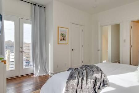 Luxury Hillsboro Village Rooftop Retreat Sleep 12 W Chef S Kitchen Smart Tvs & Garage Walk To Vanderbilt Pancake Pantry & Boutique Shopping Minutes To Broadway 12 South & The Parthenon 24 7 Hospitality * Nashville