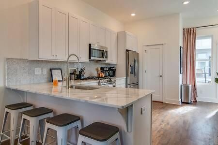 Luxury Hillsboro Village Rooftop Retreat Sleep 12 W Chef S Kitchen Smart Tvs & Garage Walk To Vanderbilt Pancake Pantry & Boutique Shopping Minutes To Broadway 12 South & The Parthenon 24 7 Hospitality Holiday home