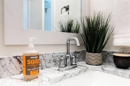 Hillsboro Village Retreat Garage Rooftop Deck Sleeps 12 Sophisticated Open Living & Gourmet Kitchen Smart Tvs Pet-friendly W Private Garage Walk To Vanderbilt Minutes To 12 South & Broadway 24 7 Hospitality