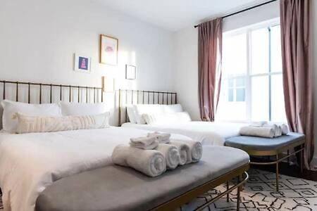 Hillsboro Village Retreat Garage Rooftop Deck Sleeps 12 Sophisticated Open Living & Gourmet Kitchen Smart Tvs Pet-friendly W Private Garage Walk To Vanderbilt Minutes To 12 South & Broadway 24 7 Hospitality Holiday home Nashville