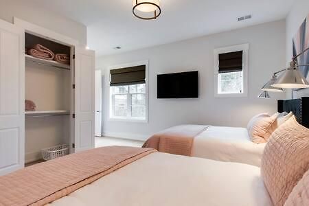 Holiday home Chic Vandy With Garage - 3 Miles To Broadway *