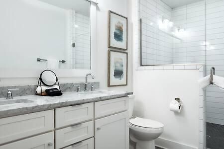 Hillsboro Village Rooftop Retreat With Views, Sleep 12 With Gourmet Kitchen, Smart Tvs & Garage, Walk To Vanderbilt, Pancake Pantry And Boutique Shopping, Minutes To Broadway, 12 South And The Parthenon, Perfect For Groups, 24hr Hospitality Holiday home Nashville